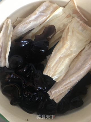 腊肠炒腐竹木耳的做法步骤：1