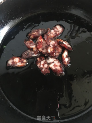 腊肠炒腐竹木耳的做法步骤：4