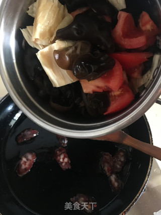腊肠炒腐竹木耳的做法步骤：5