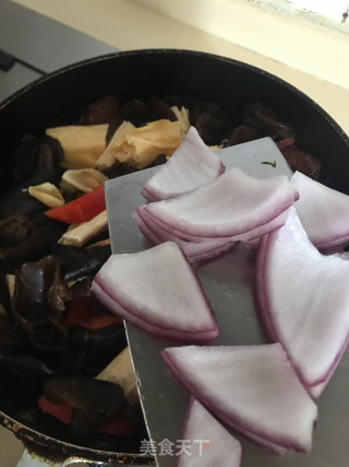 腊肠炒腐竹木耳的做法步骤：6