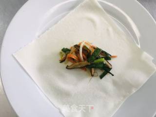 炸春卷的做法步骤：11