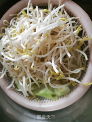 丝瓜豆芽炒肉丝的做法步骤：1