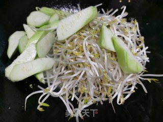 丝瓜豆芽炒肉丝的做法步骤：4