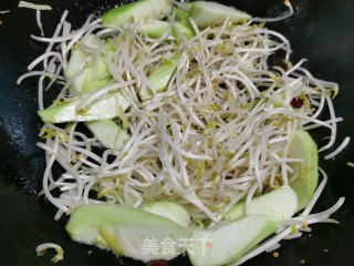 丝瓜豆芽炒肉丝的做法步骤：5