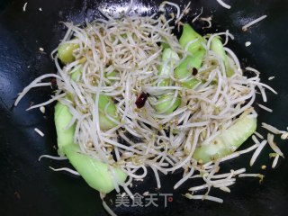 丝瓜豆芽炒肉丝的做法步骤：7