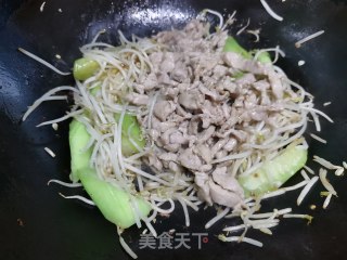 丝瓜豆芽炒肉丝的做法步骤：8
