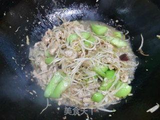丝瓜豆芽炒肉丝的做法步骤：9