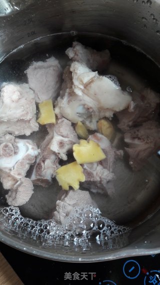 香芋仔煲猪骨的做法步骤：2