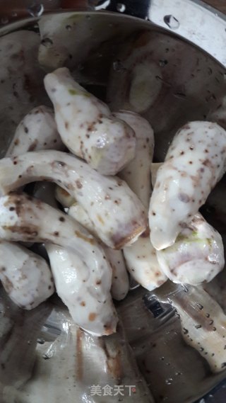 香芋仔煲猪骨的做法步骤：4