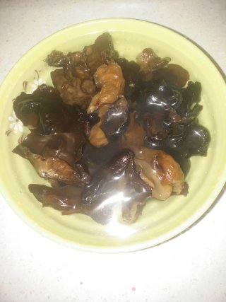 马蹄炒木耳的做法步骤：4