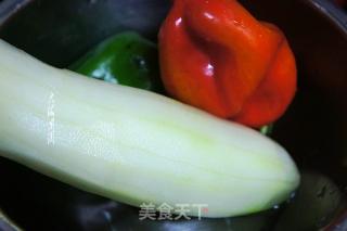 老黄瓜炒青椒的做法步骤：2