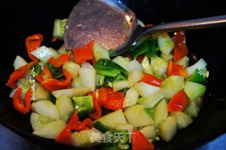 老黄瓜炒青椒的做法步骤：5