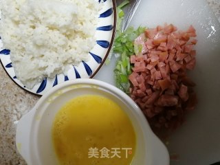 香肠炒饭的做法步骤：1