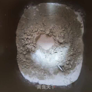 日思夜想 不过一只温热控糖的小花卷的做法步骤：2