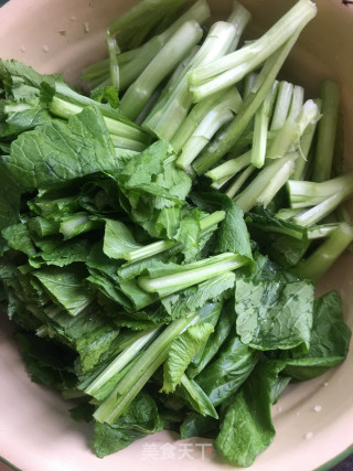 清炒春菜的做法步骤：1