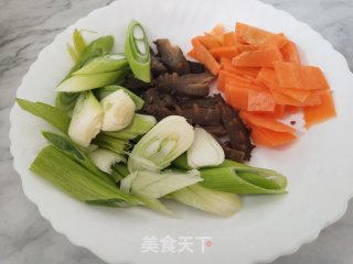 葱烧海参的做法步骤：2