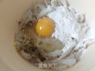 炸银鱼的做法步骤：2