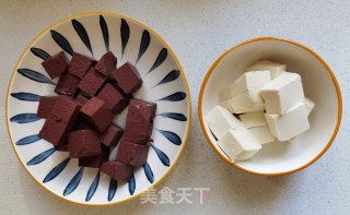 鸭血炖豆腐的做法步骤：2