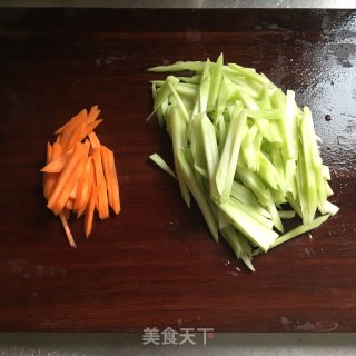 炒西兰花杆的做法步骤：1