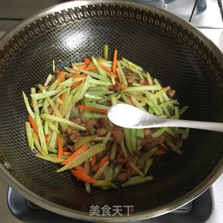 炒西兰花杆的做法步骤：7