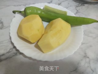 尖椒炒土豆丝的做法步骤：1