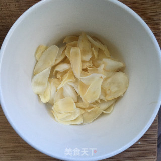 百合枸杞小米粥的做法步骤：2