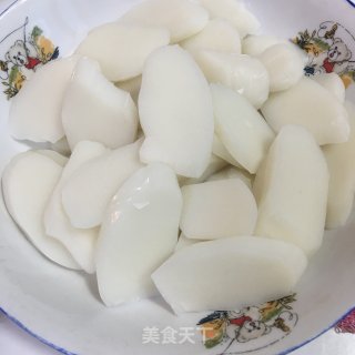 鸡蛋时蔬炒年糕的做法步骤：1