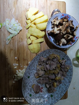下饭菜  鸡腿土豆炖蘑菇的做法步骤：5