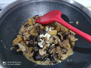 下饭菜  鸡腿土豆炖蘑菇的做法步骤：12