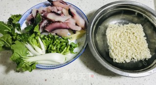 鱿鱼汤面#快手汤#的做法步骤：2