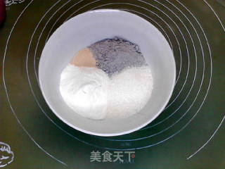 葡萄干黑米糕的做法步骤：2