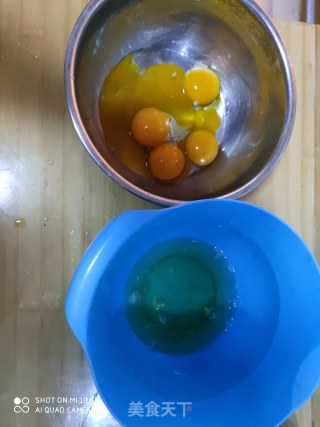火龙果戚风蛋糕的做法步骤：1