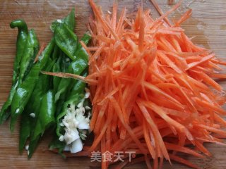 胡萝卜香菇青椒炒河粉的做法步骤：1