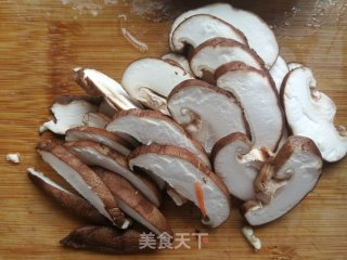 胡萝卜香菇青椒炒河粉的做法步骤：2