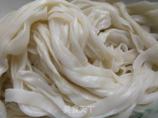 胡萝卜香菇青椒炒河粉的做法步骤：3