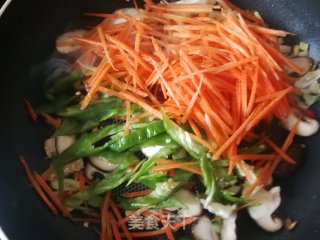 胡萝卜香菇青椒炒河粉的做法步骤：6