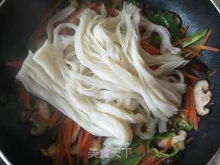 胡萝卜香菇青椒炒河粉的做法步骤：8