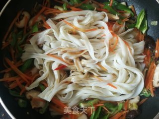 胡萝卜香菇青椒炒河粉的做法步骤：9