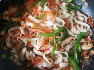 胡萝卜香菇青椒炒河粉的做法步骤：10