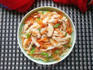 胡萝卜香菇青椒炒河粉的做法步骤：11