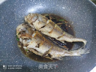 红烧黄花鱼的做法步骤：8