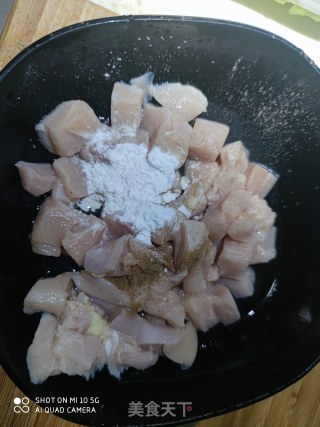 宫保鸡丁的做法步骤：1