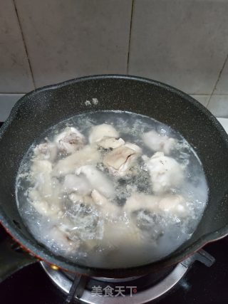 人参莲子炖鸡汤的做法步骤：2