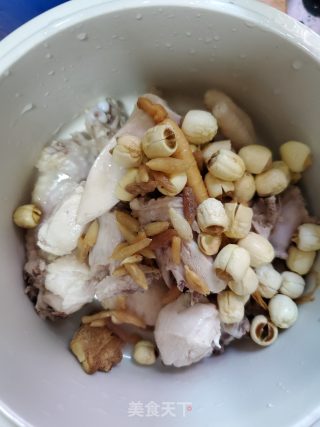 人参莲子炖鸡汤的做法步骤：4
