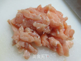 酸菜炒鸡胸肉的做法步骤：2