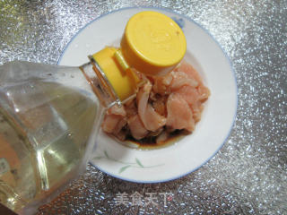 酸菜炒鸡胸肉的做法步骤：5