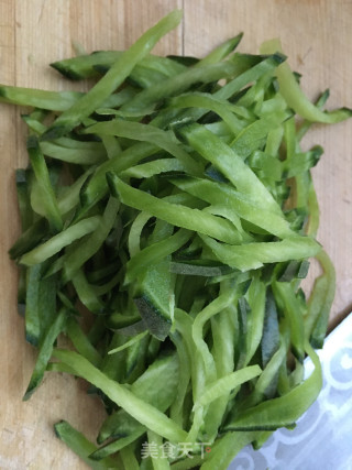 牛肉丸粉皮炖萝卜的做法步骤：2