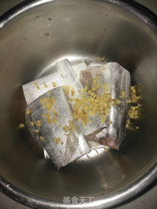 剁椒酱蒸带鱼的做法步骤：2