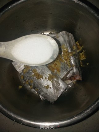 剁椒酱蒸带鱼的做法步骤：4