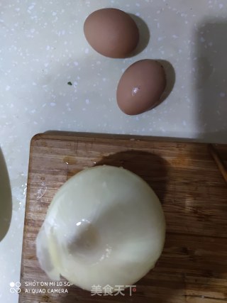 家常菜  圆葱炒蛋的做法步骤：1